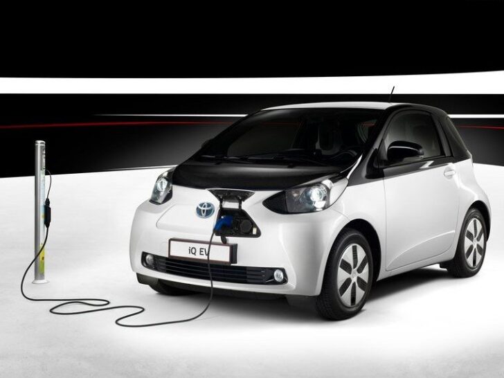 Компактный электрокар Toyota iQ дебютирует на Парижском автосалоне