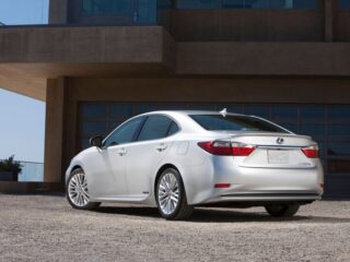 Lexus ES — вид сзади