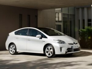 Toyota Prius нового поколения будет экономичнее и легче