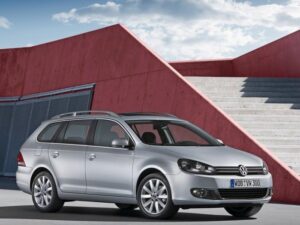 Компания Volkswagen готовит к показу универсал Golf нового поколения