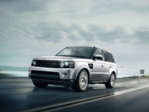 Компания Land Rover готовит к официальному дебюту новое поколение кроссовера Range Rover Sport