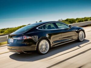 2013 Tesla Model S — вид сбоку
