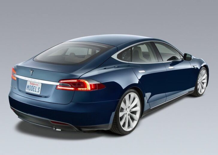 2013 Tesla Model S — вид сзади