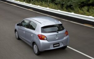 Mitsubishi Mirage — вид сзади