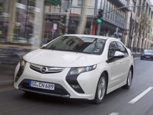В Европе набирает популярность гибридный лифтбэк Opel Ampera