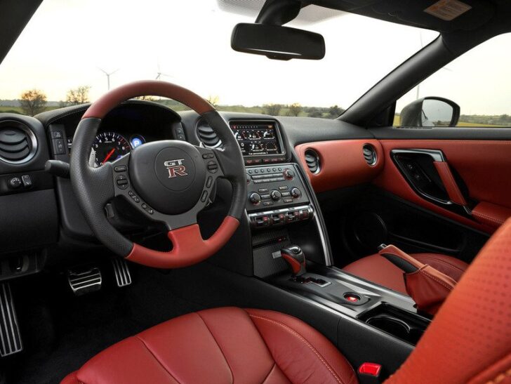2013 Nissan GT-R — интерьер