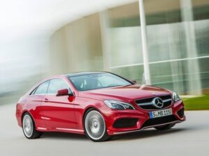 Компания Mercedes-Benz опубликовала первые официальные снимки рестайлинговых купе и кабриолета E-Class