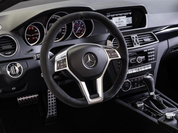 2013 Mercedes C63 AMG Edition 507 — панель приборов и центральная консоль