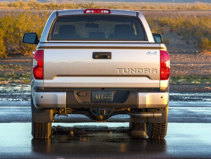 2014 Toyota Tundra — вид сзади