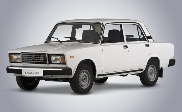 Белая Lada-седан стала первым автомобилем у большинства россиян