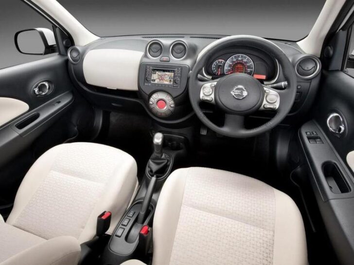 2013 Nissan Micra — панель приборов и рулевое колесо