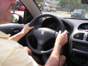 Водителей без длительной практики вождения могут обязать пересдавать ПДД