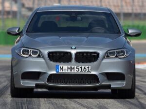 2014 BMW M5 — вид спереди