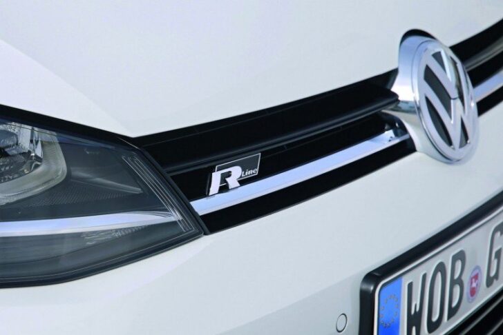 Volkswagen Golf R-Line — шильдик на радиаторной решетке