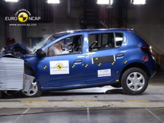 Фронтальный краш-тест Dacia Sandero