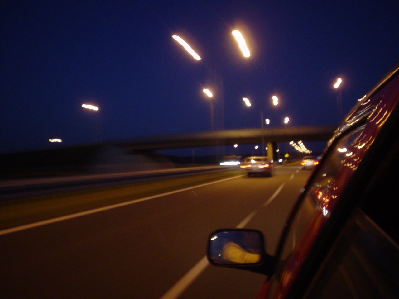 Дорога из окна машины ночью