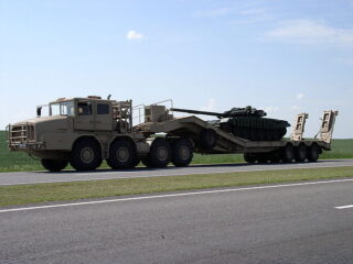 Тягач Волот МЗКТ-74135 + 99942 транспортирует Т-72