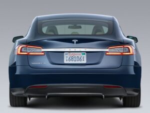 2013 Tesla Model S — вид сзади