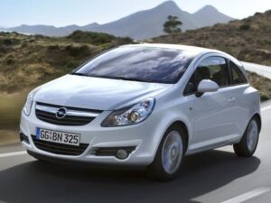 Компания Opel проводит дорожные тесты обновленного хэтчбека Corsa