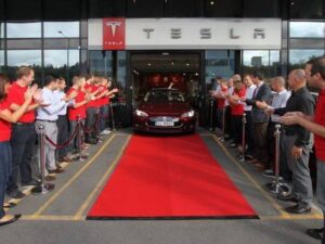 Первым обладателем Tesla Model S в Европе стал норвежец Фредерик Хауге