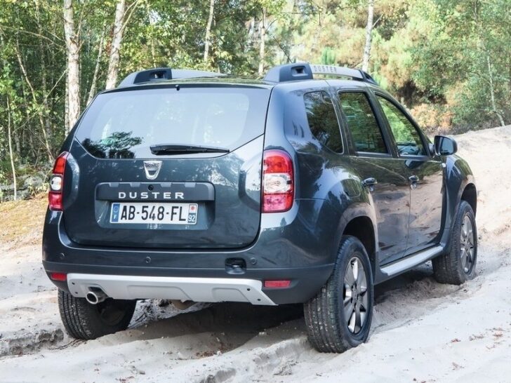 2014 Dacia Duster — вид сзади