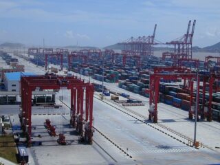 Контейнеры в порту Шанхая (Китай)