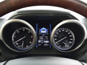 Toyota Land Cruiser Prado — панель приборов