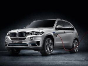 Компания BMW приступила к дорожному тестированию гибридного кроссовера Х5