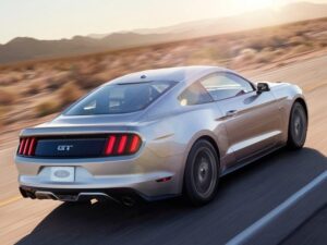 2015 Ford Mustang GT — вид сзади