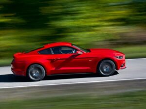 Ford Mustang — вид сбоку