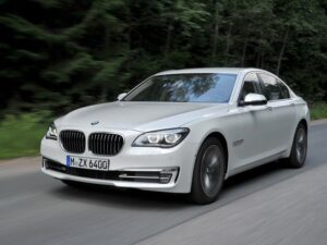 Компания BMW обкатывает плагин-гибридную модификацию седана 7-Series