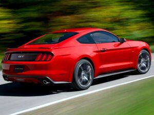 Ford Mustang — вид сбоку и сзади
