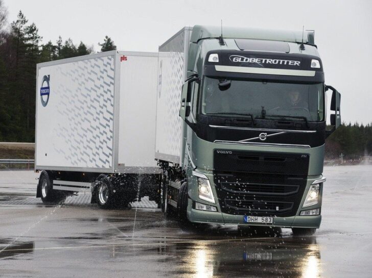 Грузовики Volvo получили систему антисноса прицепа на скользкой дороге