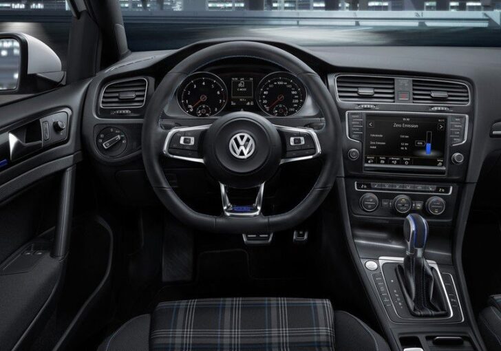 Volkswagen Golf GTE — интерьер