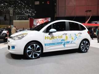 Автомобиль Peugeot с технологией Hybrid Air