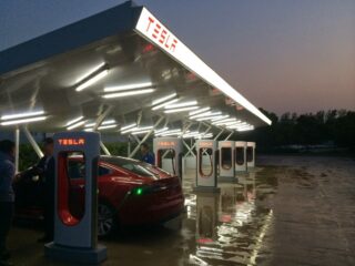 Первая зарядная станция Tesla в Китае