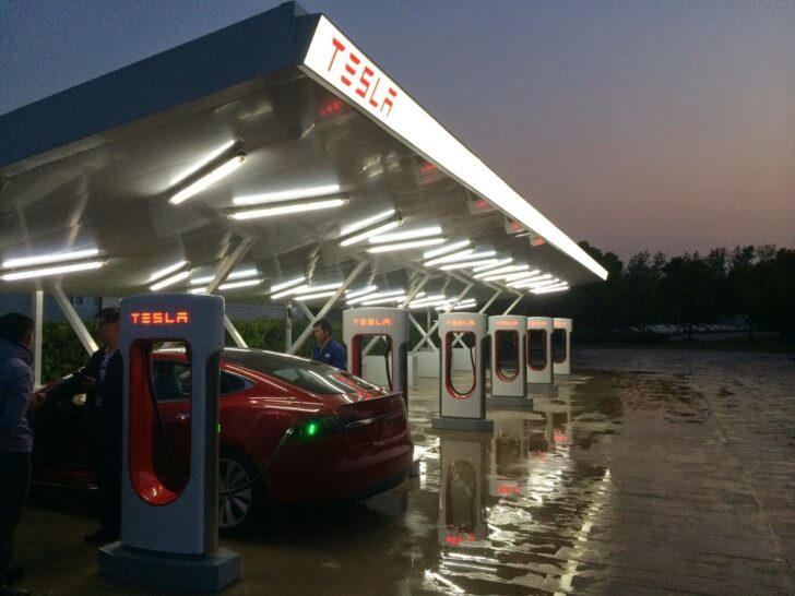 Из-за проблем с подвеской Tesla отозвала в Китае 30 тысяч автомобилей