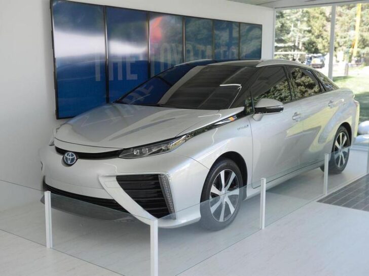 Toyota продемонстрировала товарную версию «водородного» седана FCV