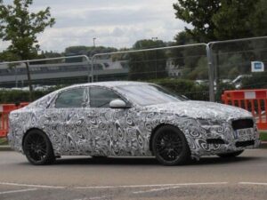 Jaguar тестирует седан XF нового поколения