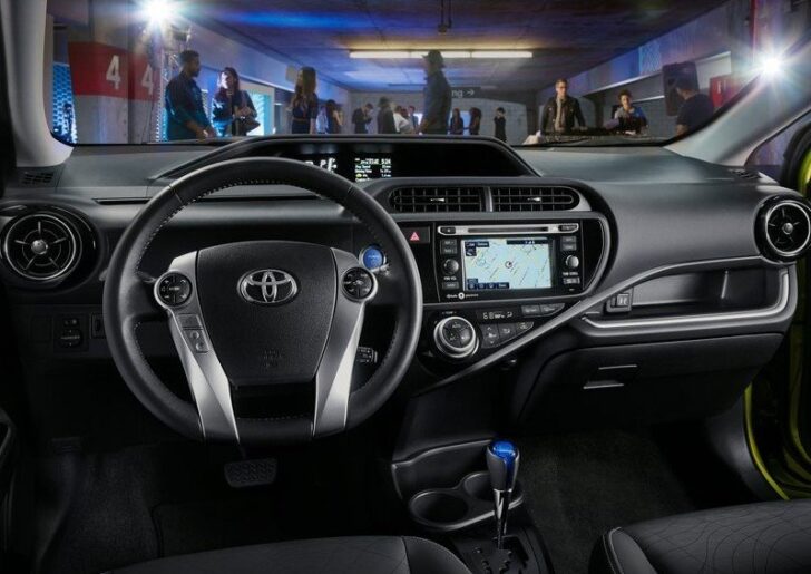 2015 Toyota Prius С — интерьер