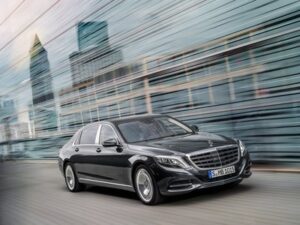Mercedes назвал российские цены на лимузин Maybach и спорткар GT