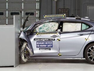 Фронтальный краш-тест с частичным перекрытием Acura TLX