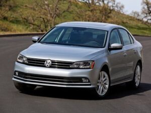 Продажи автомобилей Volkswagen в марте упали