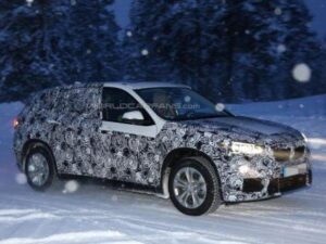 Компания BMW вывела на зимние тесты новый X1