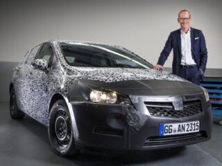 Доктор Карл-Томас Ньюман представляет закамуфлированную Opel Astra