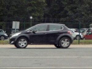 В Европе фотошпионами замечен загадочный SUV Peugeot