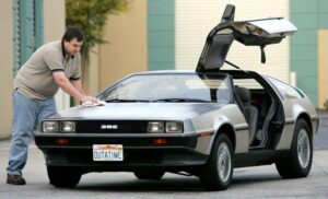 Легендарная DeLorean возобновит производство «машины будущего»