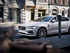 Volvo предлагает стандартизировать электрические автомобильные зарядки