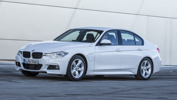 В Австралии стартовали продажи BMW 330e Plug-In