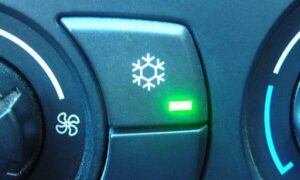Водителям в РФ пояснили, как ускорить прогрев салона автомобиля в мороз